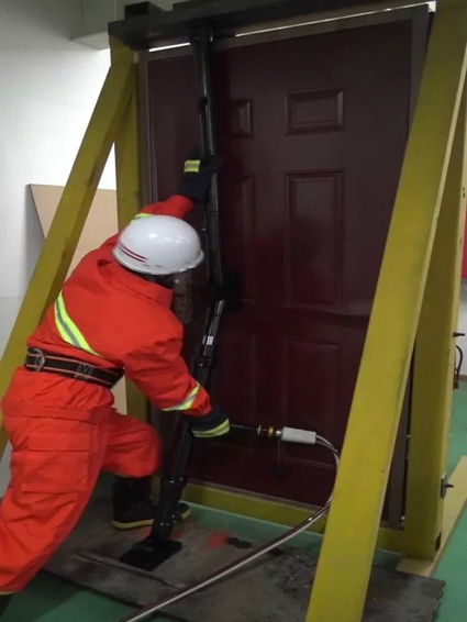 一款可以同時(shí)打開內(nèi)開門和外開門的破門神器！