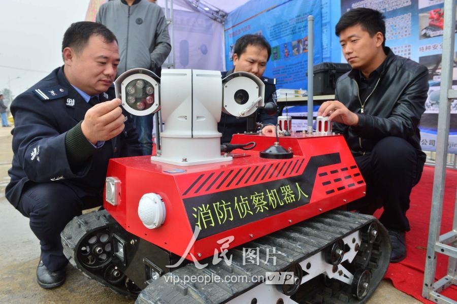 北京凌天攜消防滅火機(jī)器人、偵查機(jī)器人助力人全國?；窇?yīng)急救援