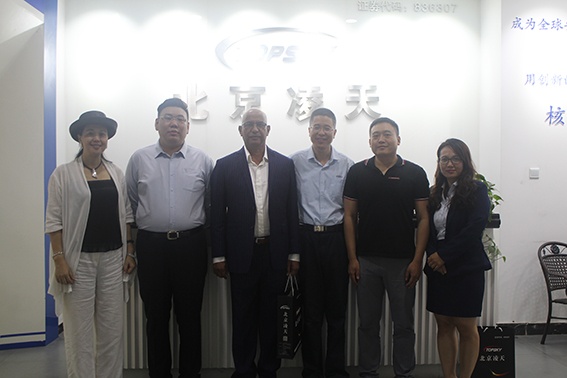 近日，尼日爾防務(wù)部門負(fù)責(zé)人蒞臨北京凌天，專題考察安檢、排爆、反恐等軍用警用技術(shù)裝備。