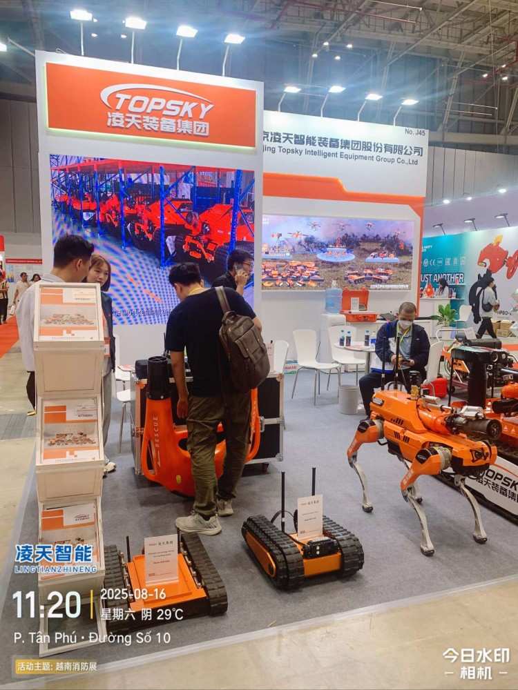 機(jī)器人 水上飛翼 機(jī)器狗展會(huì).jpg