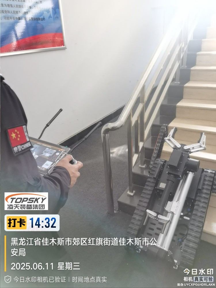 1762150772778241.jpg 排爆機(jī)器人單擺臂驗(yàn)收.jpg