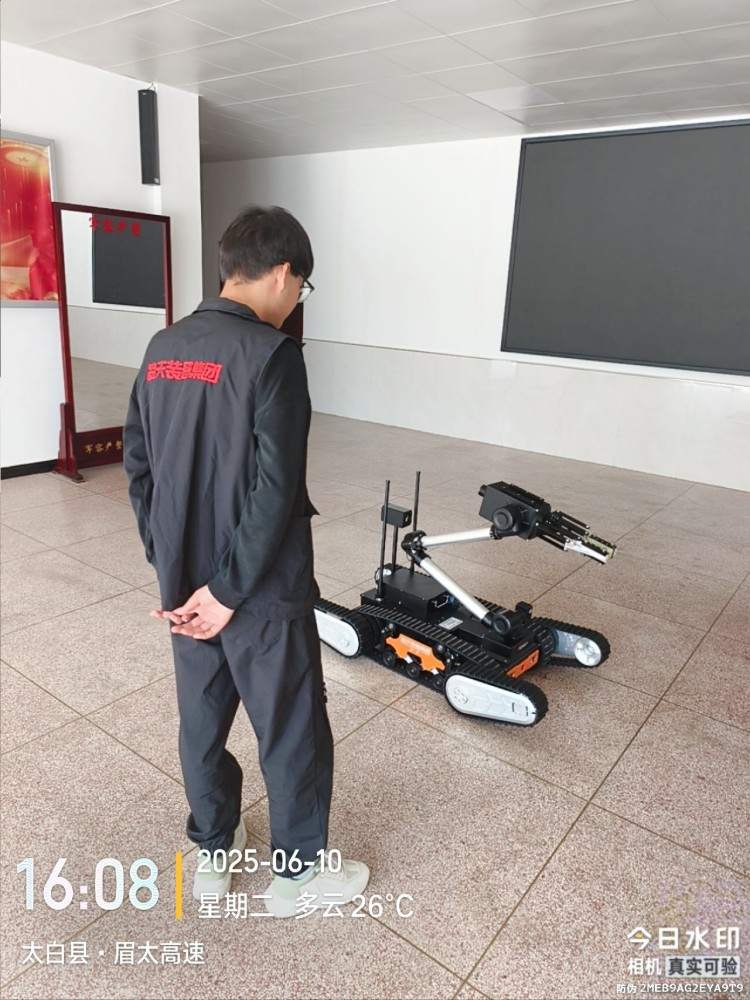 1762154996182071.jpg 雙擺臂排爆機器人驗收1.jpg